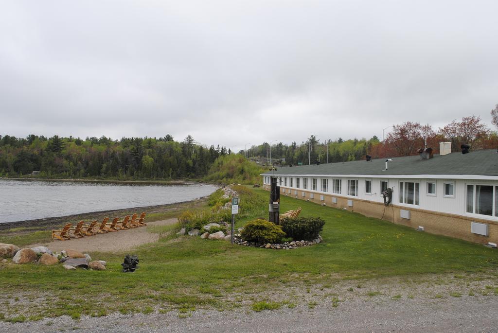 Carolyn Beach Inn Thessalon Exterior foto